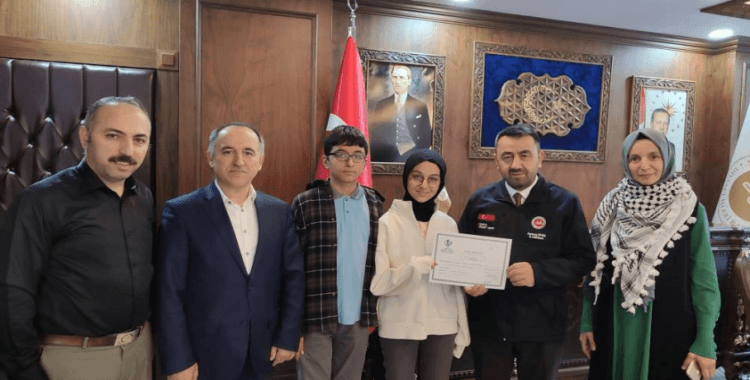 İki kardeş limonata satıp parasını Gazze’deki çocuklara gönderdi