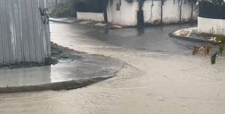 Arnavutköy’de cadde ve sokaklar su altında kaldı
