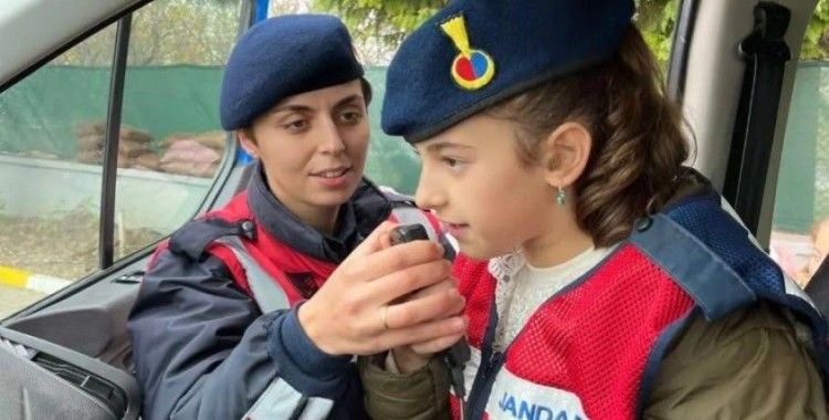 Jandarma ekipleri öğrenciler ile bir arada
