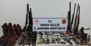 Manisa'da jandarmadan yasadışı silah tüccarlarına operasyon