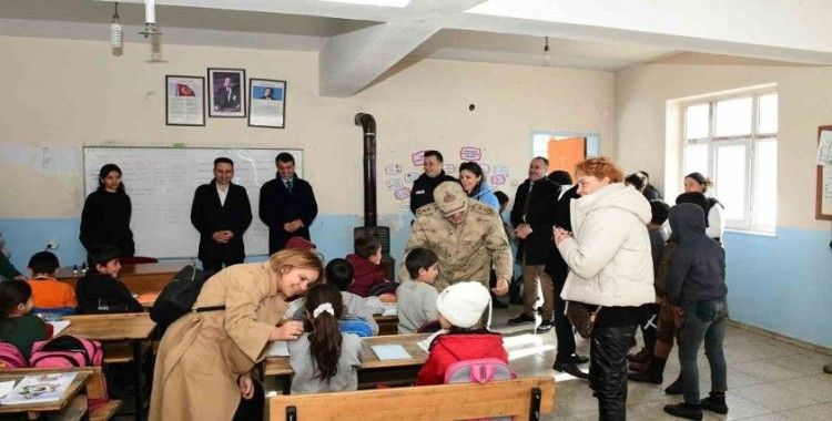 Çatak’ta öğrencilere mont ve kırtasiye yardımı yapıldı
