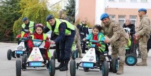 Kırşehir’de öğrenci ve çalışanlara mobil trafik eğitimi verildi
