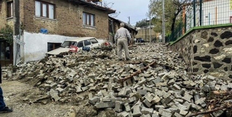 O turistik beldeyi de sel vurdu...Çamur deryasına döndü
