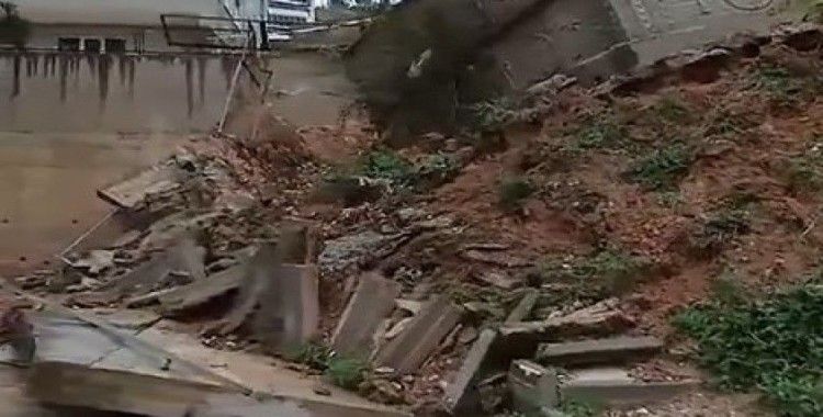 Mudanya'da dere taştı, dükkanlar çamur deryasına döndü