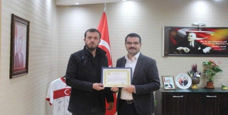 Duyarlı berbere Kaymakam’dan ‘Teşekkür Belgesi’

