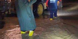 Yalova’da su basan sitedeki 10 kişi kurtarıldı
