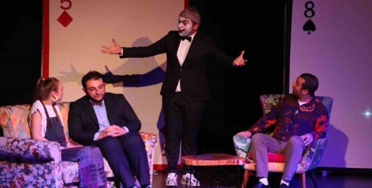 Başkan Doğan, tiyatro oyuncularını ayakta alkışladı
