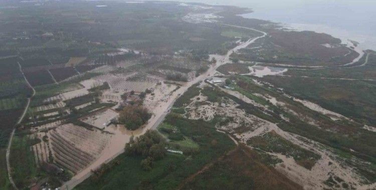 Bursa İznik’te taşan dereye belediye ekipleri müdahale etti
