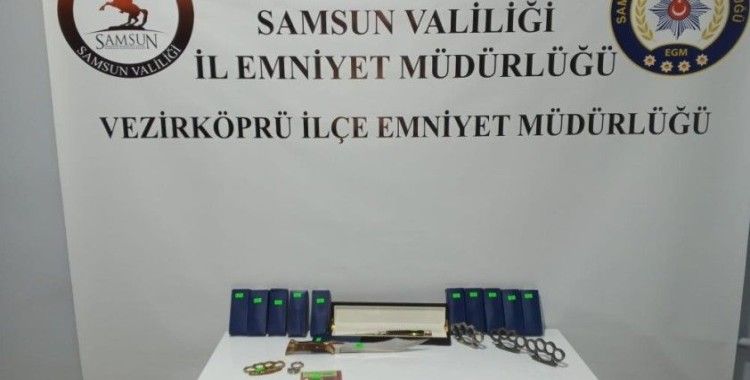 Samsun'da bir evde 30 sustalı bıçak ve 5 muşta ele geçirildi