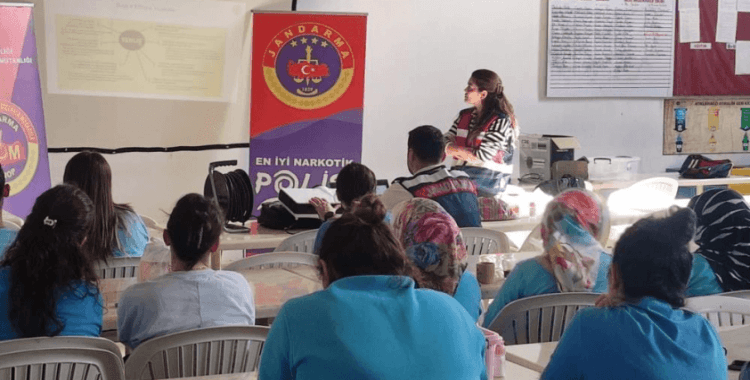 Jandarmadan annelere uyuşturucu ile mücadele eğitimi