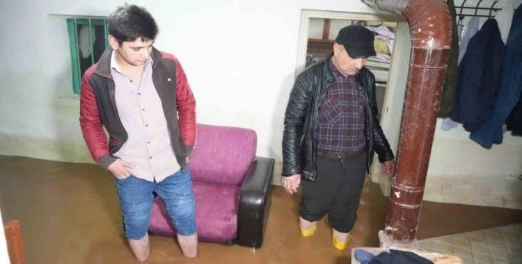 Balıkesir’de sağanak yağış ve lodos fırtınası hayatı olumsuz etkilemeye devam ediyor