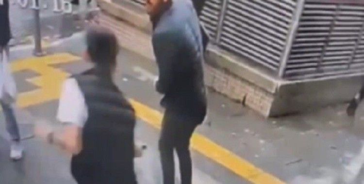 İzmir’de kalabalığın ortasında silahlı saldırı kamerada
