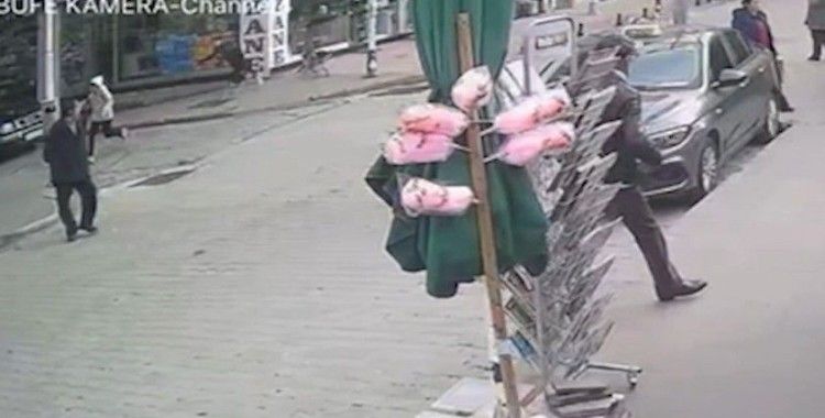 Köpek tarafından kovalanan çocuk az kalsın yoldan geçen arabanın altında kalıyordu
