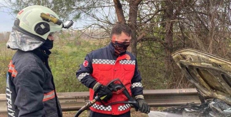 Otoyolda seyir halinde alev alan otomobil kullanılamaz hale geldi
