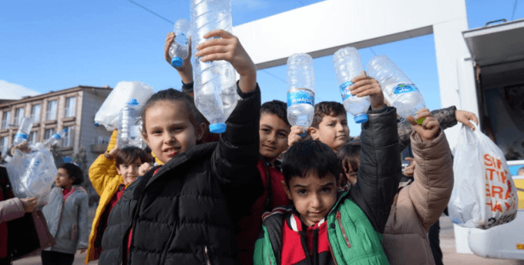 Çocuklar bu kumbara sayesinde hem kazanıyor hem de geri dönüşüme katkı sağlıyor