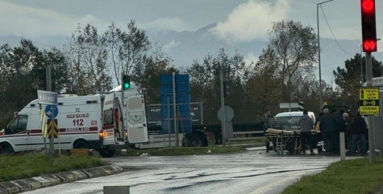 Patpat ile kamyon kafa kafaya çarpıştı: Karı-koca yaralandı