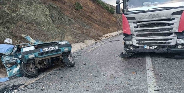 Tokat’ta tır ile otomobil çarpıştı: 2 ölü, 1 yaralı
