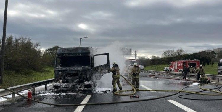 Tem Otoyolunda tekeri patlayan tanker alev alev yandı