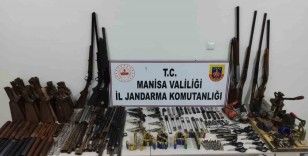 Manisa’da jandarmadan yasadışı silah tüccarlarına operasyon
