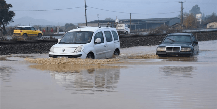 Aydın'da sağanak hayatı olumsuz etkiledi