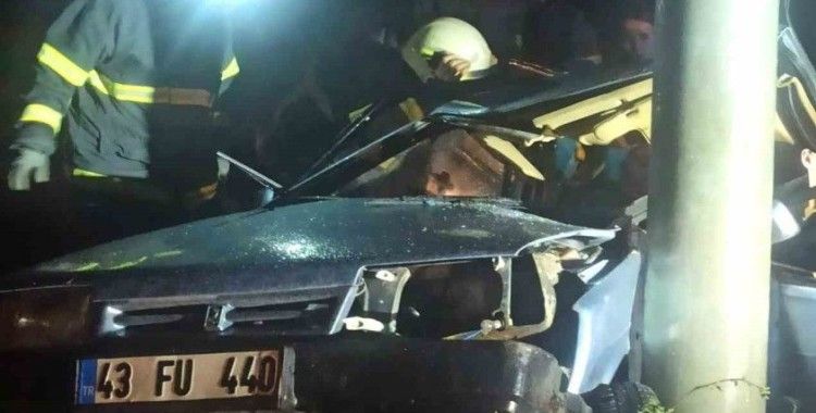 Kütahya’da otomobil direğe çarptı: 3 yaralı
