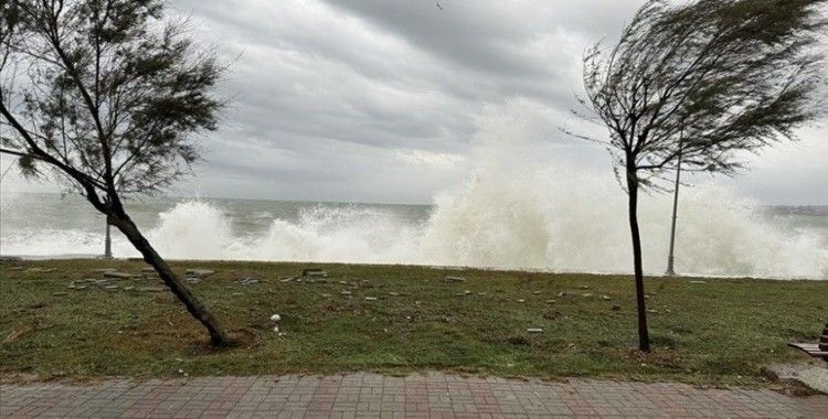 İstanbul Valiliği, kentin kuzeyinde beklenen fırtına nedeniyle vatandaşları uyardı