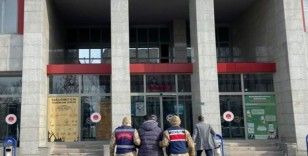 Aranan şahıslar jandarmadan kaçamadı
