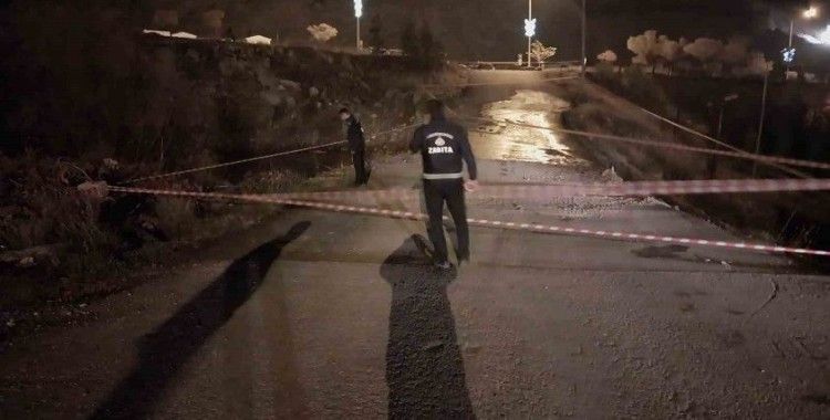 Zabıta ekipleri buzlanan yolda önlem aldı
