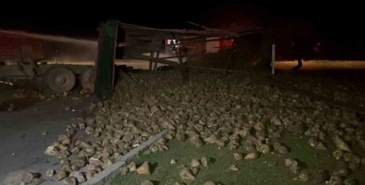 Süt tankeri ile pancar yüklü tır çarpıştı: 2 yaralı
