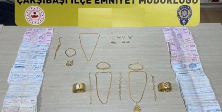 Kuyumcuya sahte altın satmaya çalışırken yakalandılar
