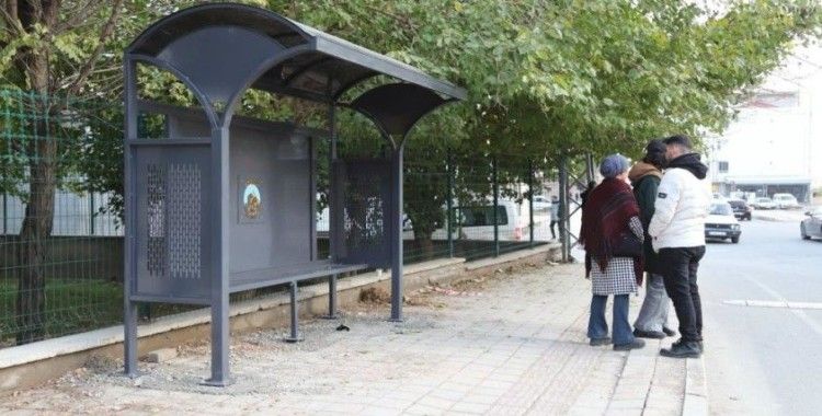 Ergani'de soğuk havalar nedeniyle duraklar yenileniyor