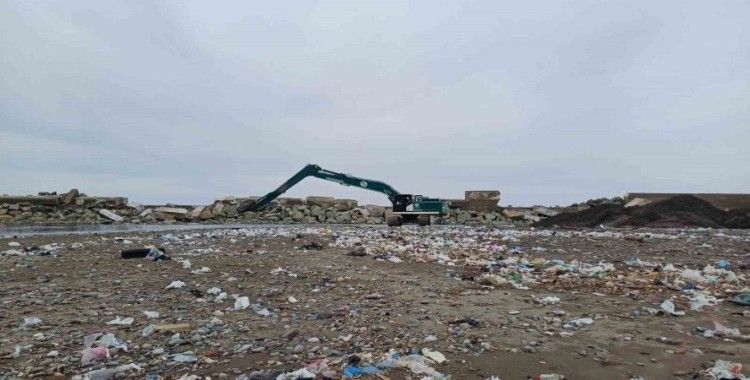 Fırtınanın vurduğu ilçede sahil çöple kapandı
