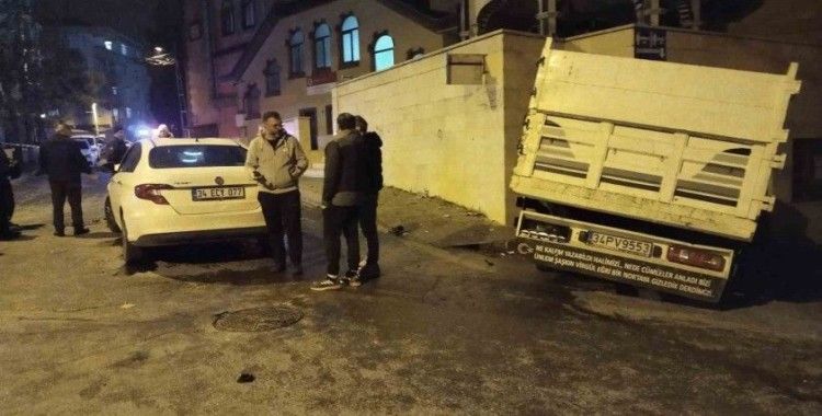 Kartal’da kamyonet ile otomobil çarpıştı: 2 yaralı
