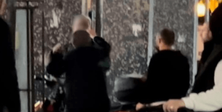 Kendisine hediye alan adama tekme-yumruk saldırdı