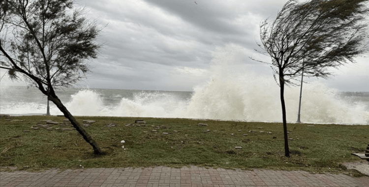 İstanbul Valiliği, kentin kuzeyinde beklenen fırtına nedeniyle vatandaşları uyardı