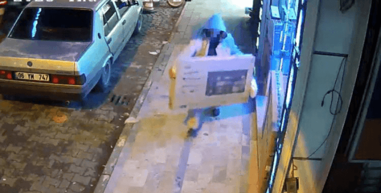 Gözüne kestirdiği televizyonu sırtlayıp götürdü, o anlar kameraya yansıdı