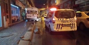 Alkollü servis sürücüsü kaldırıma çıktı: 2 yaralı