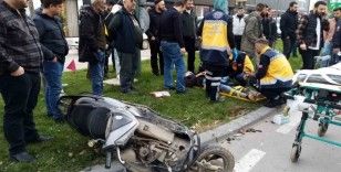 Kaza anı kamerada...Otomobil ile çarpışan motosikletteki 2 genç yaralandı
