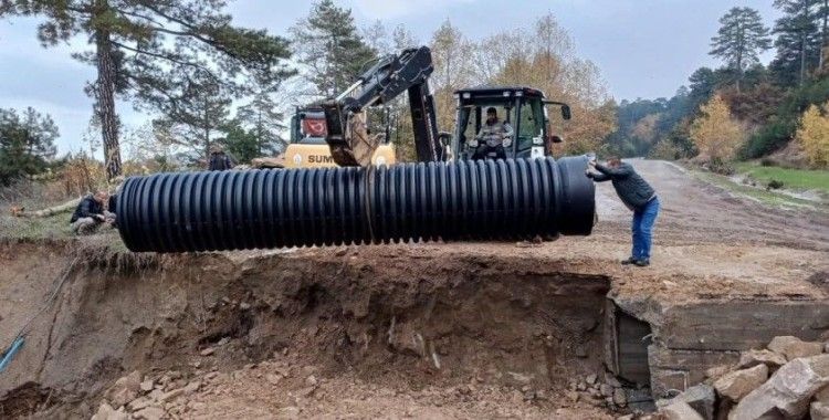 Aşırı yağıştan çöken yolda çalışmalar başladı
