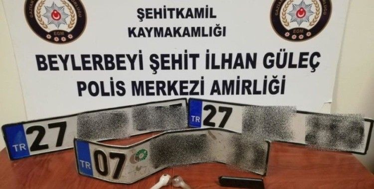 Plaka hırsızları kıskıvrak yakalandı