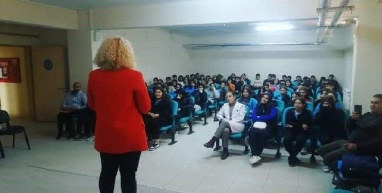 Öğrencilerle sosyal medya kullanımı ve mahremiyet söyleşisi