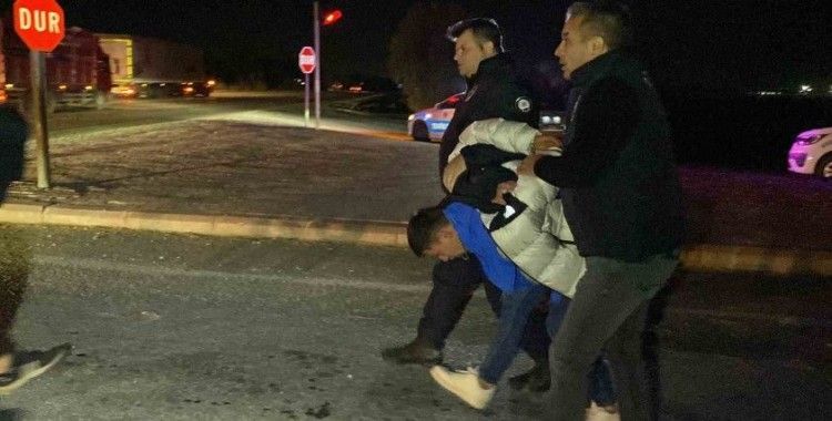 Habersiz aldığı teyzesinin aracıyla polisten 60 kilometre kaçan hırsızlık şüphelisi yakalandı
