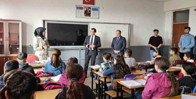 Tutak Kaymakamı Adıbelli, köy okullarını ziyaret etti
