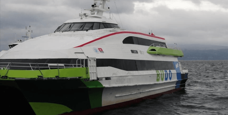 Feribot seferlerine fırtına engeli