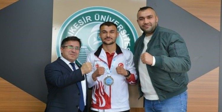 Şampiyondan, Rektör Oğurlu’ya ziyaret

