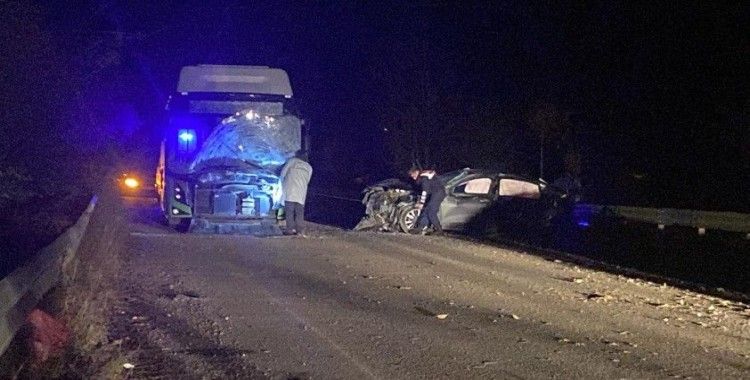 Otomobil ile belediye otobüsü kafa kafaya çarpıştı: 1 ölü, 2 yaralı