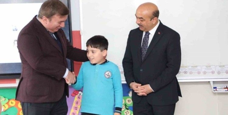 Sınıf başkanlığını kazandı “Valiyi okulumuza getireceğim” sözünü tuttu
