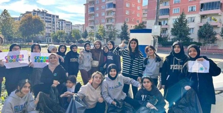 Batman’da öğrenci ve öğretmenler çevre temizliği yaptı
