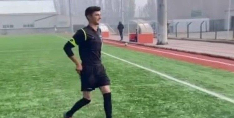 Engelli bireylere futbol maçında güzel anı
