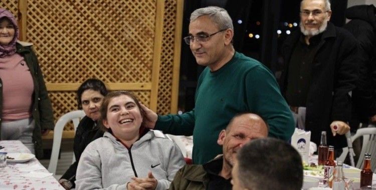 Başkan Işık, kentte yaşayan engelli vatandaşlar ve aileleriyle yemekte bir araya geldi